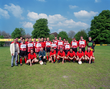 844482 Groepsportret van de voetbalelftallen bestaande uit gemeenteraadsleden en wethouders van Utrecht (achter) en van ...